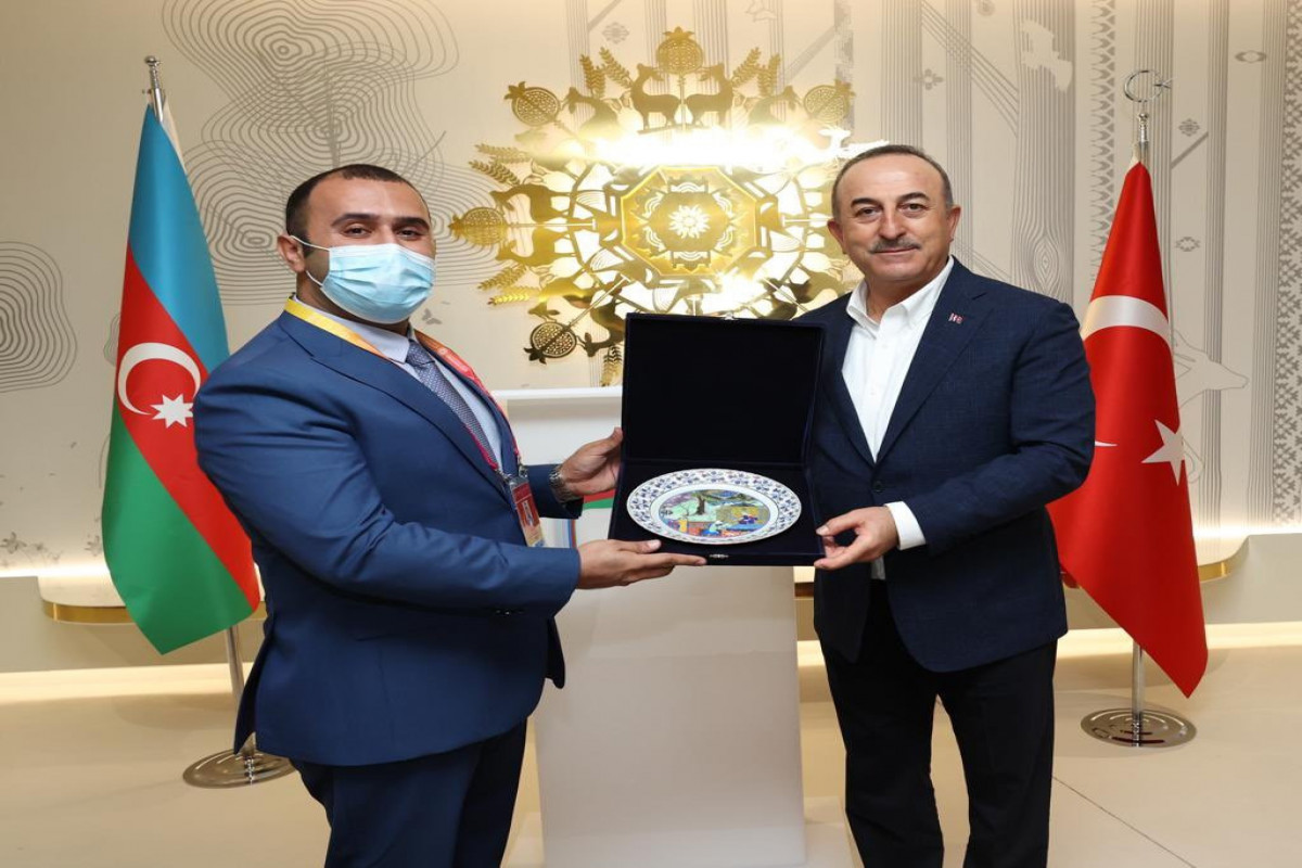 Çavuşoğlu Dubayda Azərbaycan məhsulları ilə tanış oldu