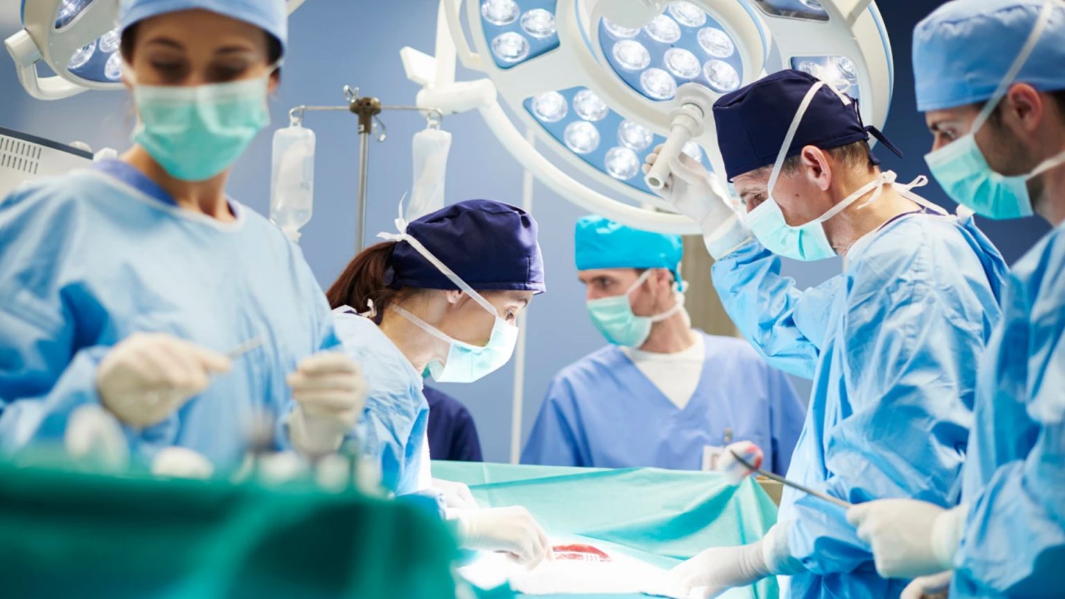 Kliniki Tibbi Mərkəzdə cərrah 12 min manat maaş alır - DİREKTOR