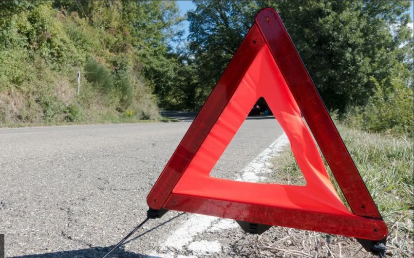 Avtobus minik avtomobili ilə toqquşdu - Ölən var