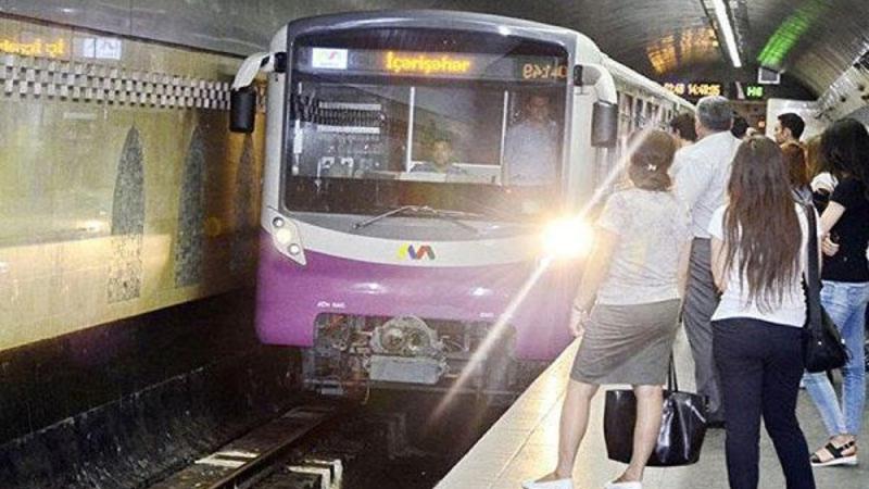 Metronun sərnişinləri AZALIB  
