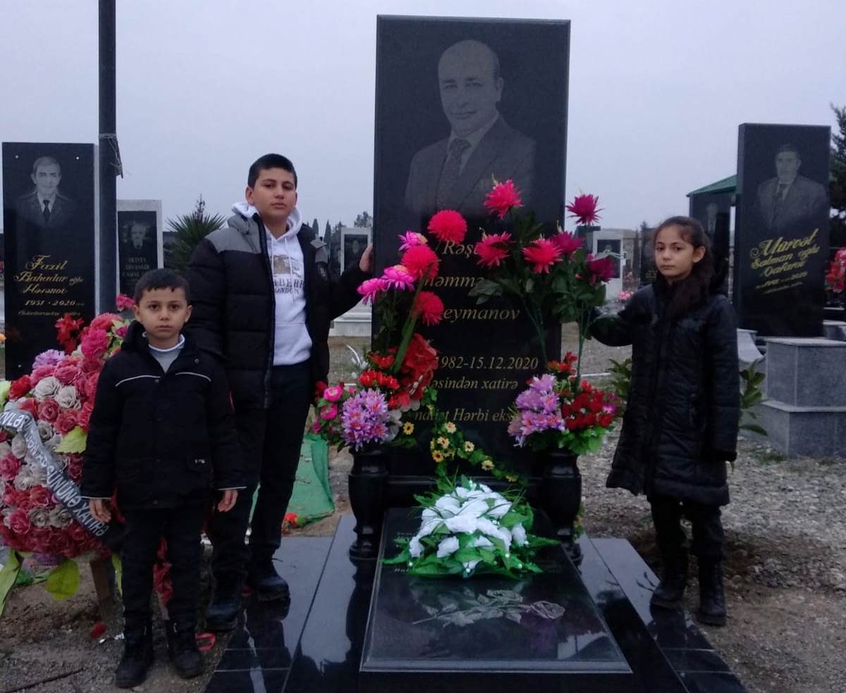 Övladları jurnalist Rəşad Süleymanovun məzarına GETDİLƏR - FOTO