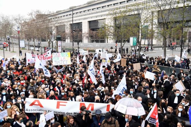 Fransada hakimlərin kütləvi AKSİYASI