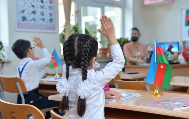 Jurnalistin oğluna irad tutan müəllimə TÖHMƏT VERİLDİ - FOTO