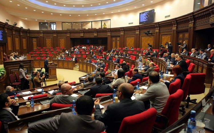 Ombudsman deputatlarla “söz atışması”na çıxdı  