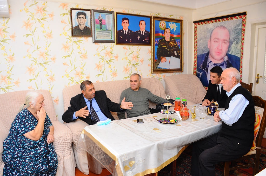 Naftalanda bayram ziyarətləri davam edir