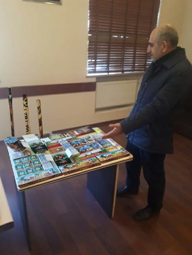 “Məktəbli” mağazasında fişəng satan şəxs saxlanıldı - FOTO