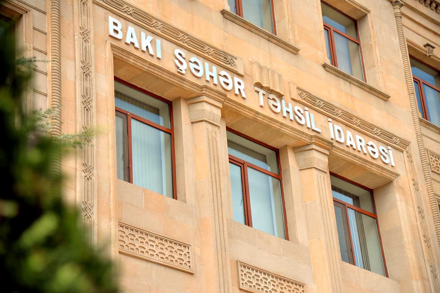 63 təhsil işçisi təltif edilib