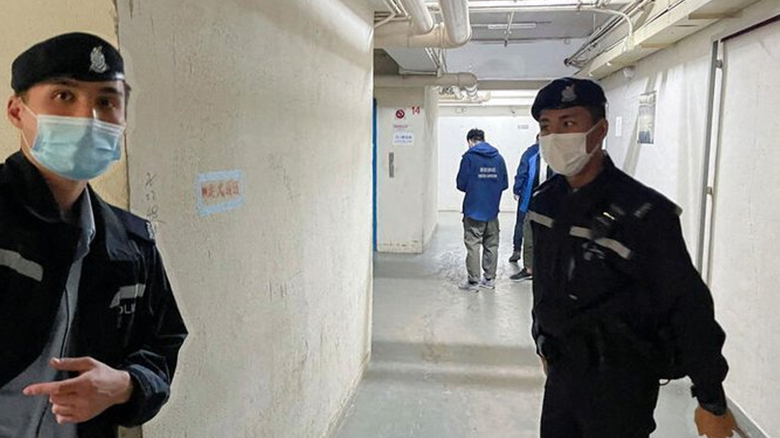 200 polis media qurumuna basqın etdi