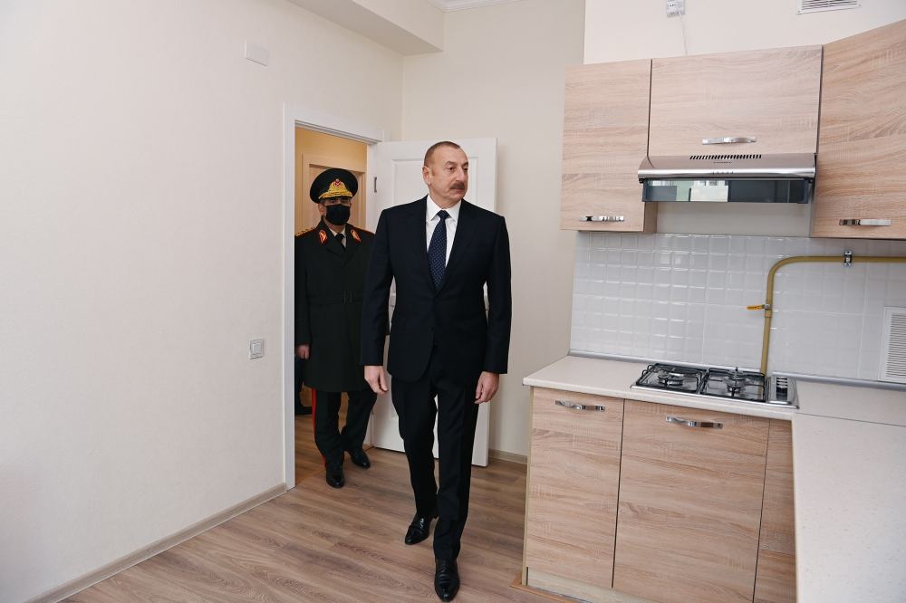 Prezident şəhid ailələri və hərbçilər üçün nəzərdə tutulmuş evlərlə tanış olub - YENİLƏNİB