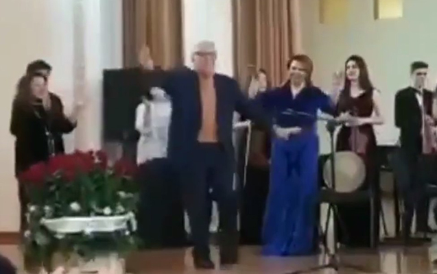Fərhad Bədəlbəyli rəqsi ilə tələbələri coşdurdu - VİDEO