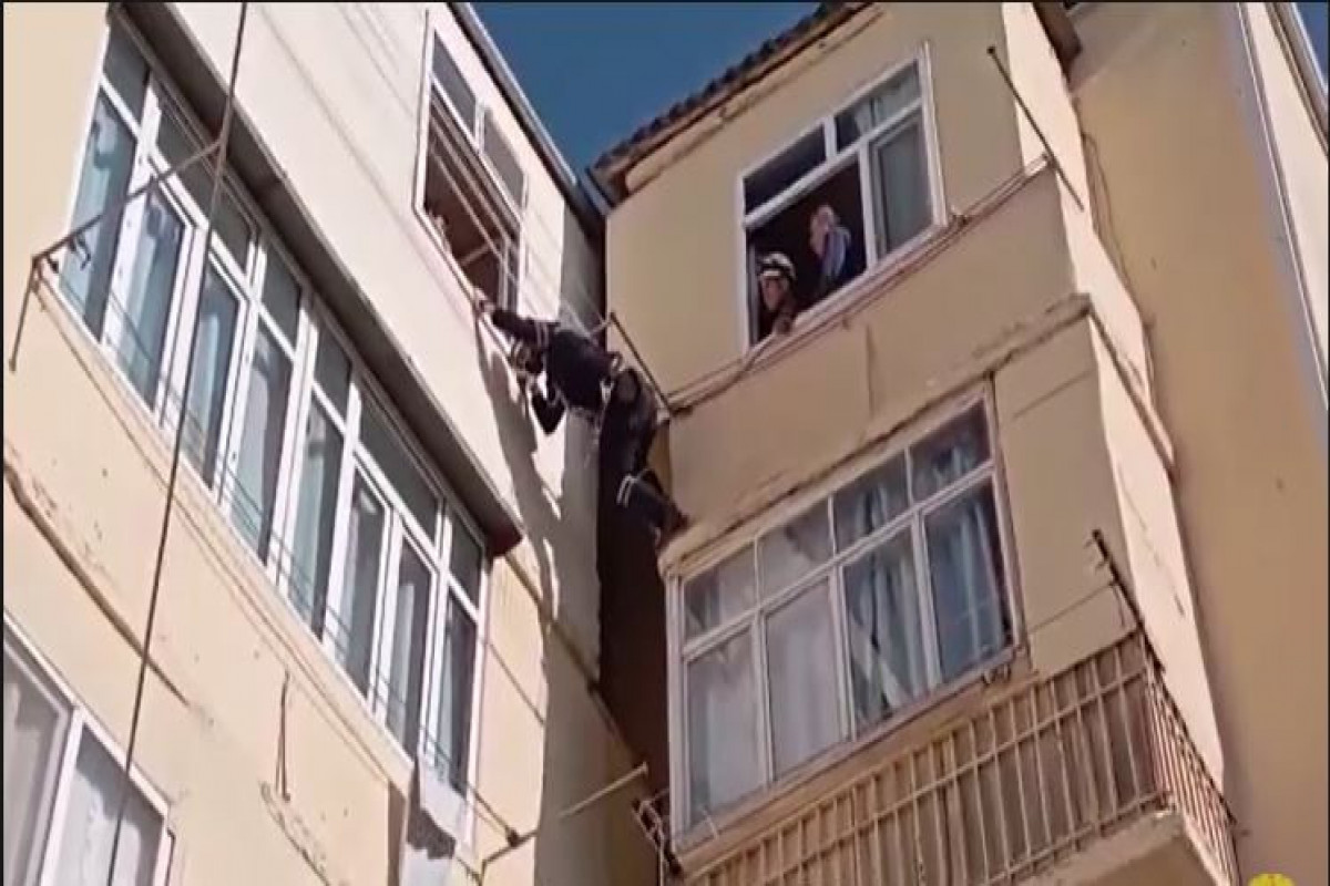 Beşinci mərtəbədə köməksiz qalan uşaq xilas edildi - VİDEO