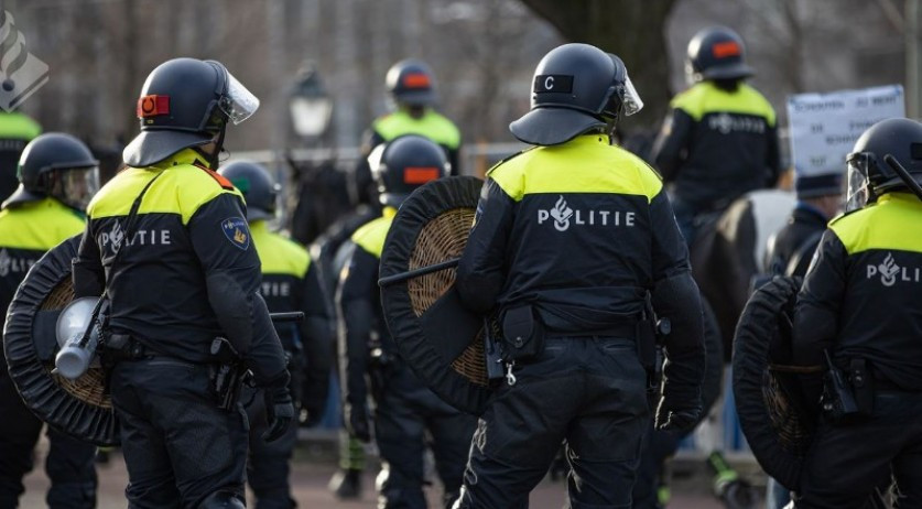 Amsterdamda aksiya - Polislə etirazçılar toqquşdu