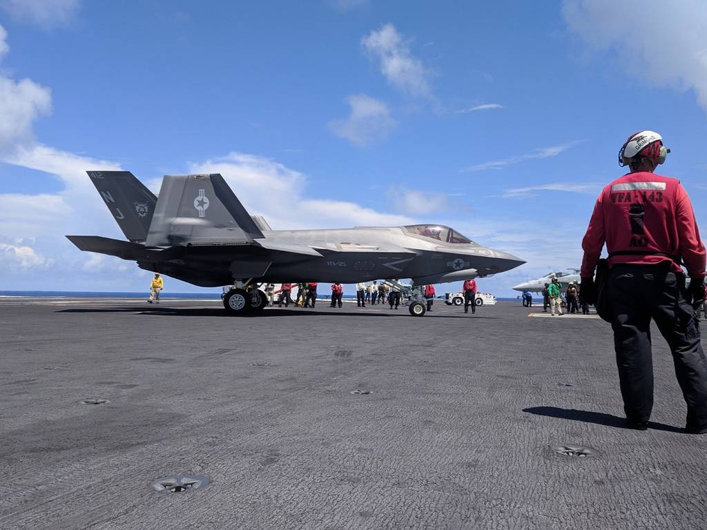 F-35 qırıcısı təcili eniş etdi