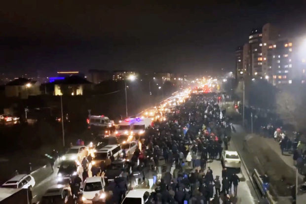 Etirazçılar prezidentin iqamətgahına daxil olmağa hazırlaşırlar