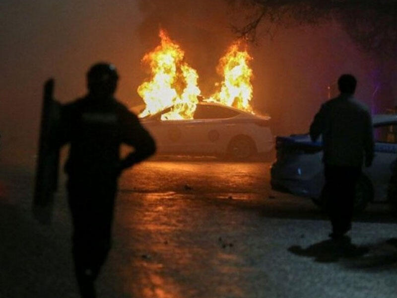 Almatıda polisin başını kəsdilər