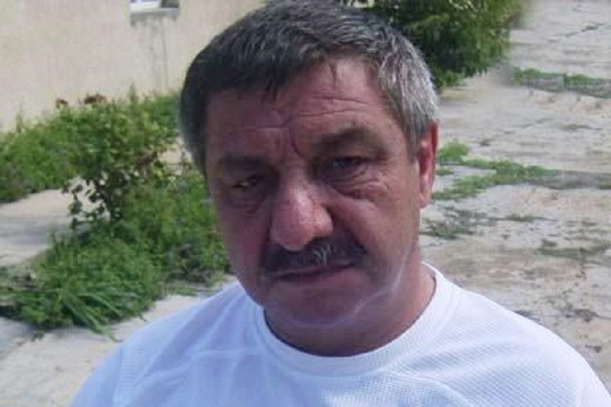 Rasim Əkbərovu bıçaqlayan şəxsin məhkəməsi başlayıb
