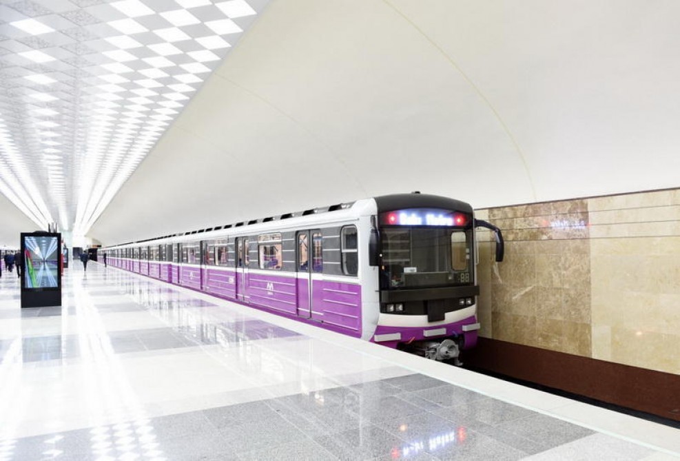 Metrodan istifadə edənlərin sayı azalıb