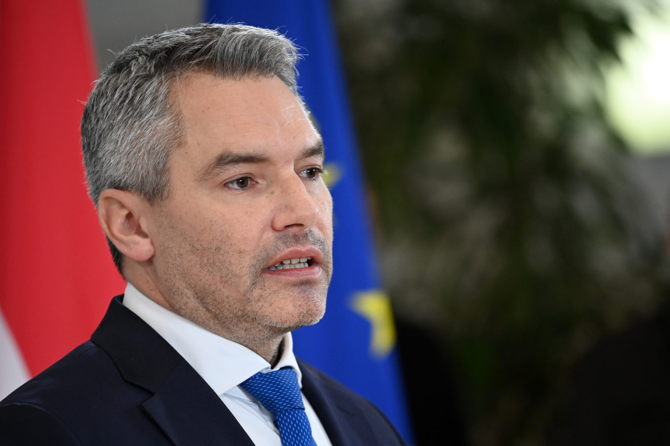 Kansler koronavirusa yoluxdu