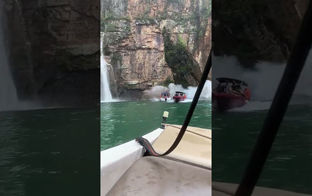 Turistlərin qayığının üzərinə qaya parçası düşdü - Video