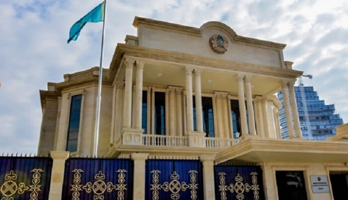 Qazaxıstanın Azərbaycandakı səfirliyində bayraq ENDİRİLİB