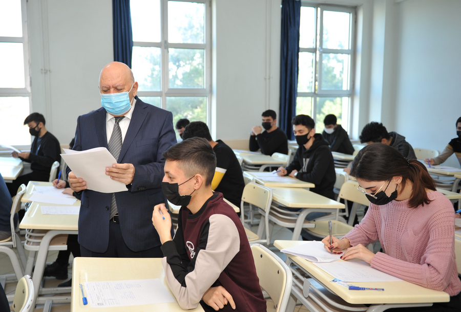 Rektor imtahanların gedişini izlədi