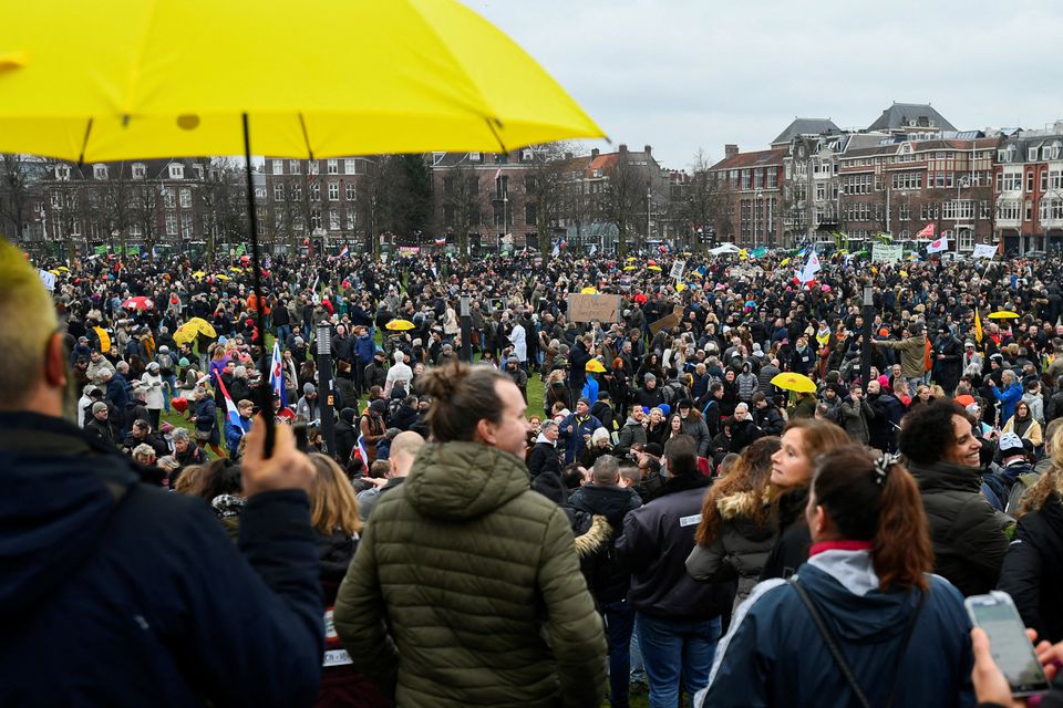 Amsterdamda COVID qadağaları əleyhinə kütləvi aksiyalar