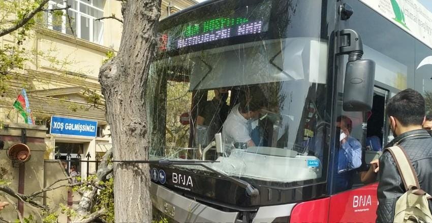 Paytaxtda iki avtobus qəzası - Xəsarət alan var