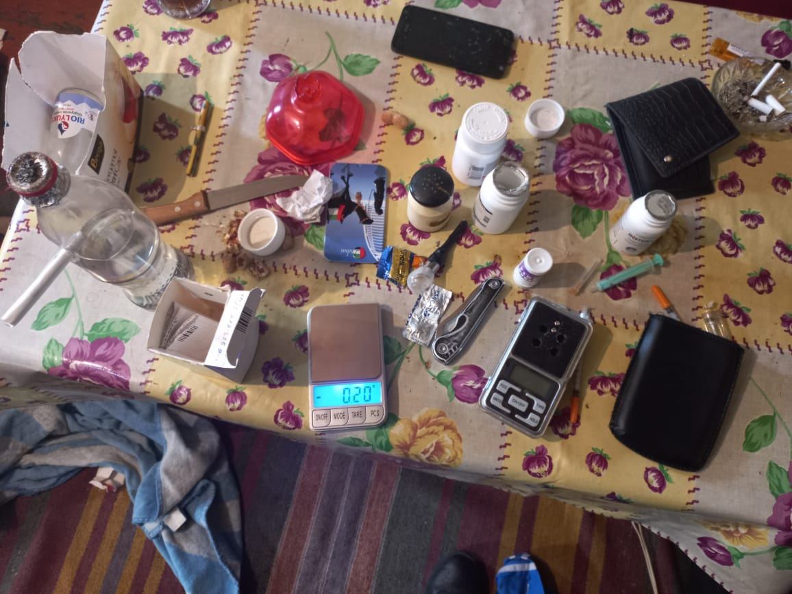 Narkotik satanın evində axtarışda olan qadın tapıldı - FOTO