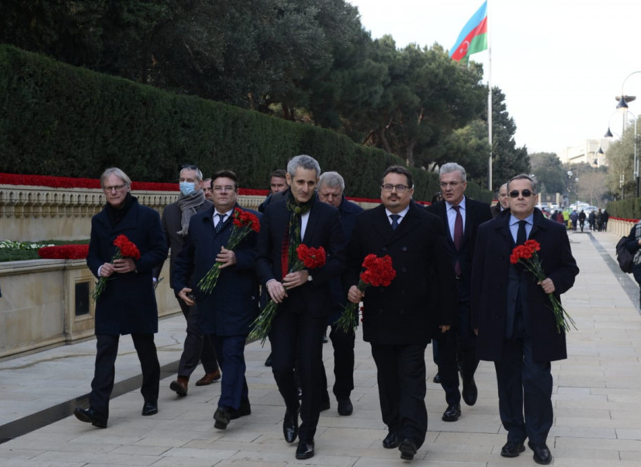 Səfirlər Şəhidlər xiyabanını ziyarət etdilər - FOTOLAR