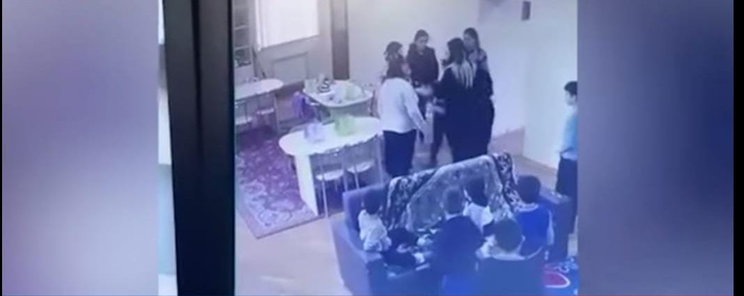 Tərbiyəçi ilə valideyn arasındakı davanın VİDEOSU