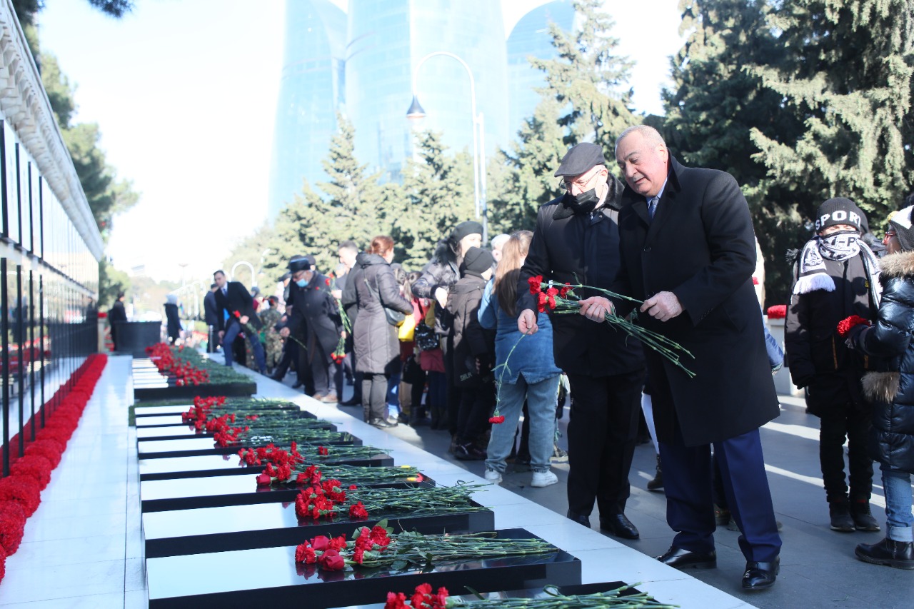 Ağsaqqallar Şurasının üzvləri Şəhidlər Xiyabanını ziyarət ediblər