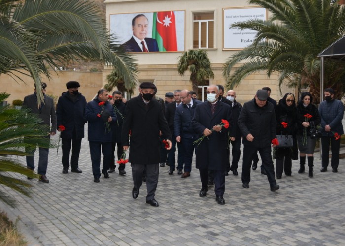 UNEC kollektivi şəhidlərin xatirəsini yad etdi - FOTOLAR