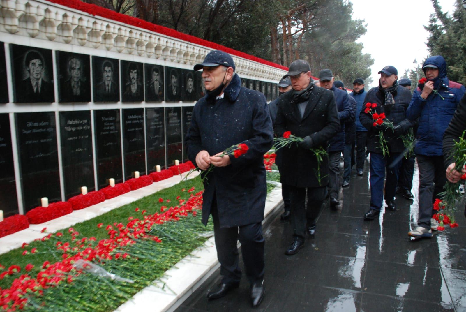 Səttar Möhbalıyev Şəhidlər xiyabanını ziyarət edib