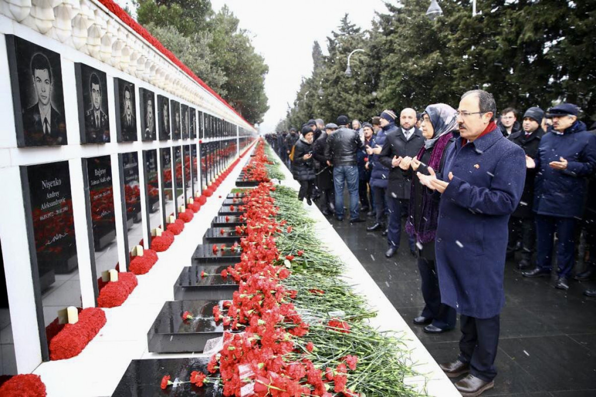 Türkiyə səfiri Şəhidlər Xiyabanını ziyarət edib