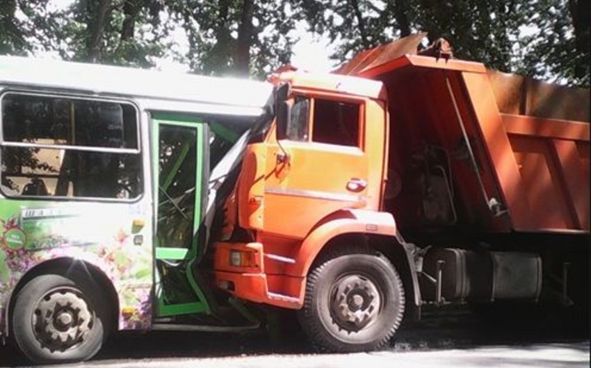 Sərnişin avtobusu “KamAZ”a çırpıldı - Xəsarət alan var