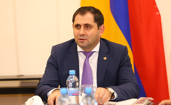 Ermənistanın müdafiə naziri məzuniyyətə çıxdı - Sabah toyudur