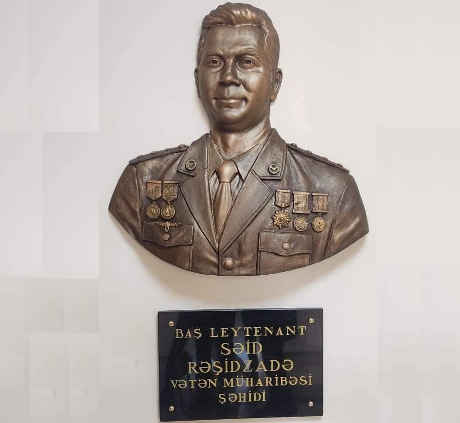 Şəhid baş leytenantın barelyefi qoyuldu 