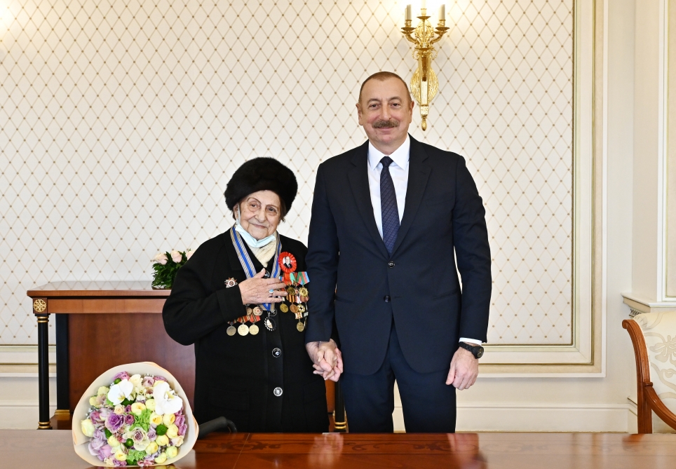 Prezidentin 100 yaşlı Fatma Səttarova ilə səmimi SÖHBƏTİ - YENİLƏNİB