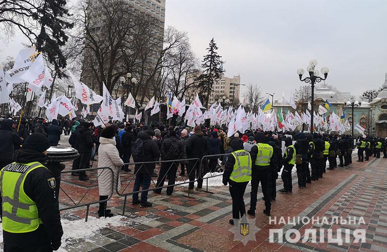 Kiyevdə polislə etirazçılar arasında toqquşma