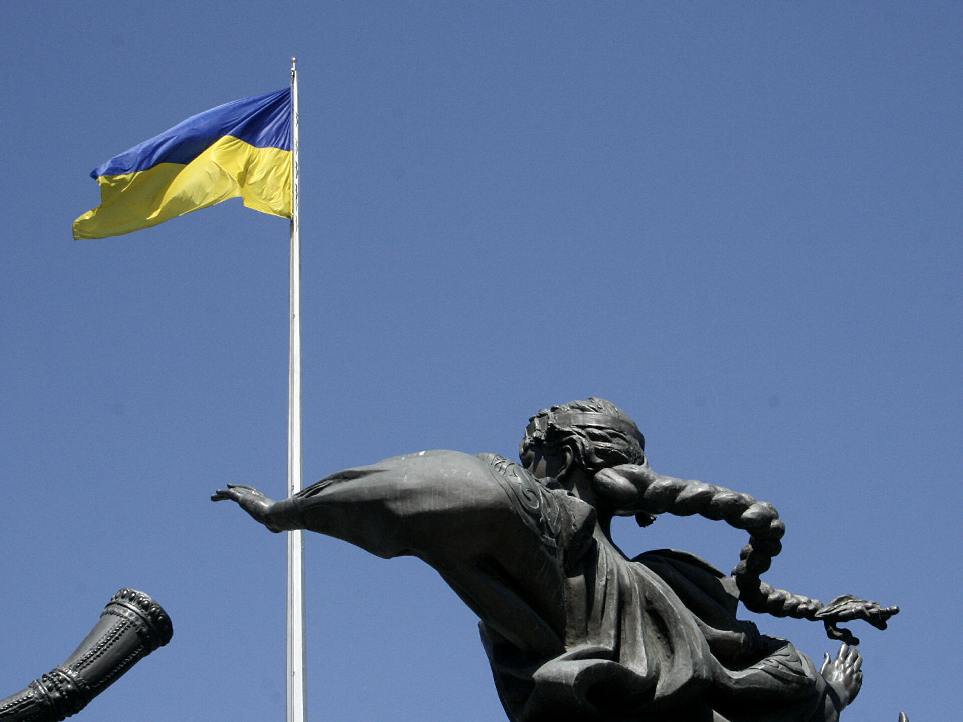 Beş ölkə diplomatlarını Ukraynadan çıxarır 