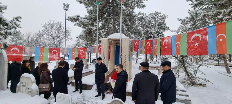Səfir Rəsulzadənin məzarını ziyarət edib