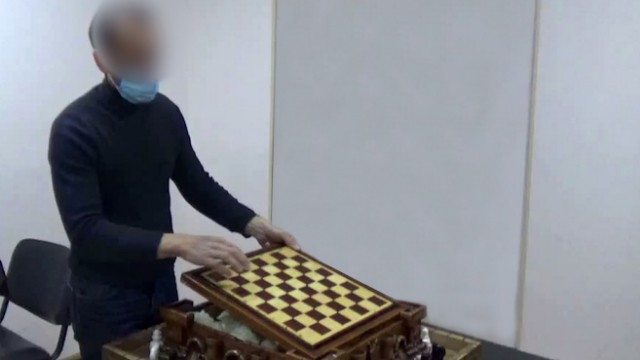 Şahmat lövhəsindən narkotik vasitə çıxdı - FOTOLAR