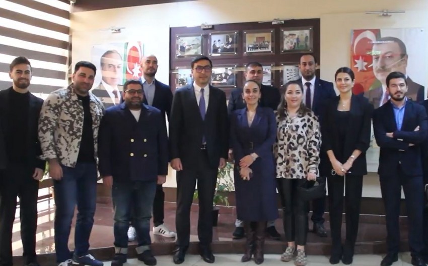 Nazir bloqerlərlə görüşüb
