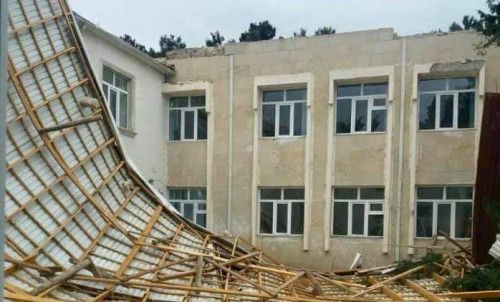 Bakıda məktəb binasının damı UÇDU