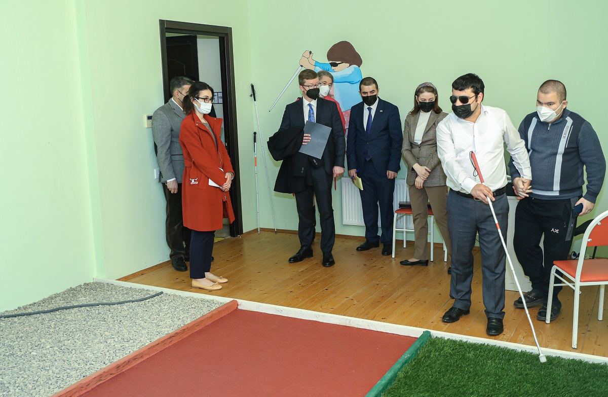 ABŞ diplomatı Bakıda kimsəsizlərə baş çəkdi - FOTO
