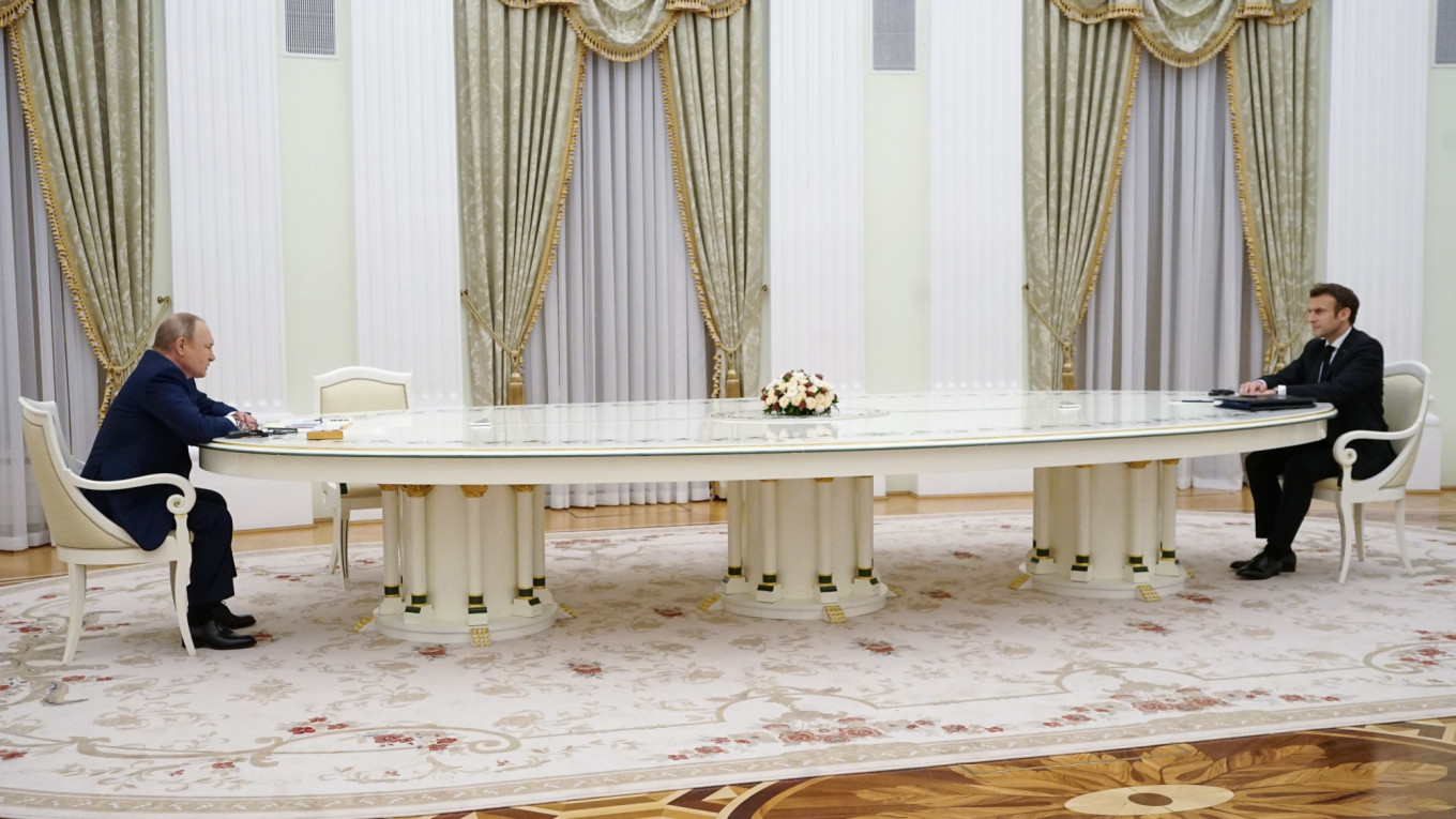 Putinlə Makronu ayıran uzun masanın SİRRİ - EKSKLÜZİV