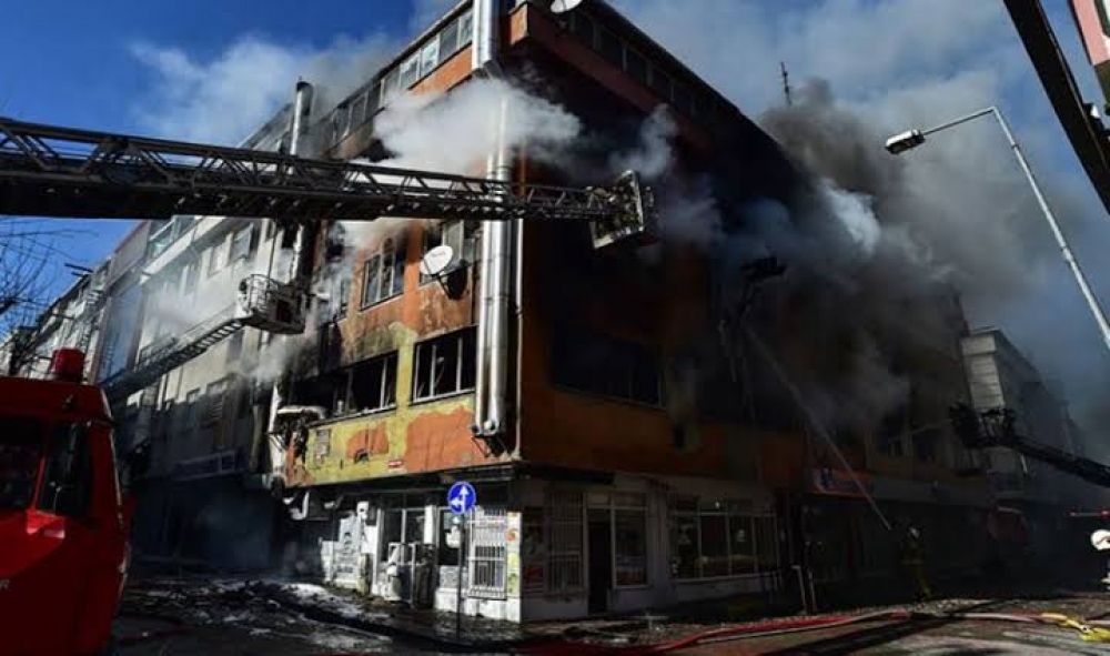 İstanbulda güclü yanğın, ölənlər var
