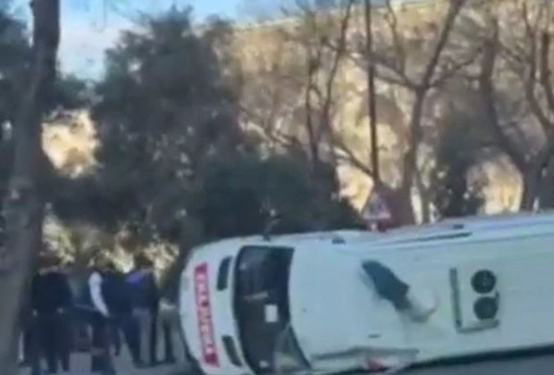 Bakıda təcili yardım maşını aşdı: yaralanan var 