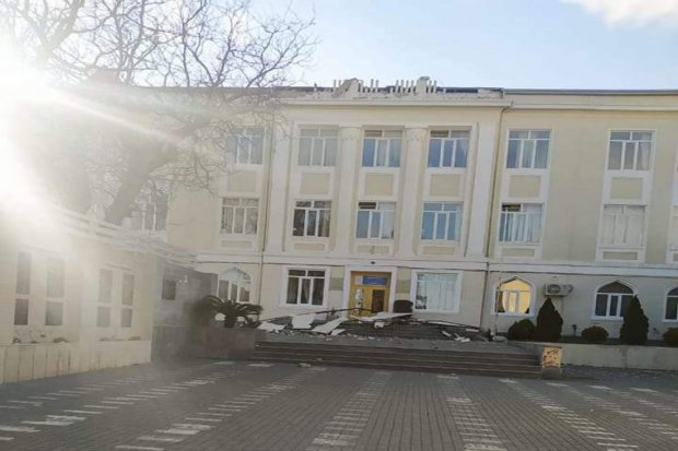 Güclü külək məktəbin damını uçurdu