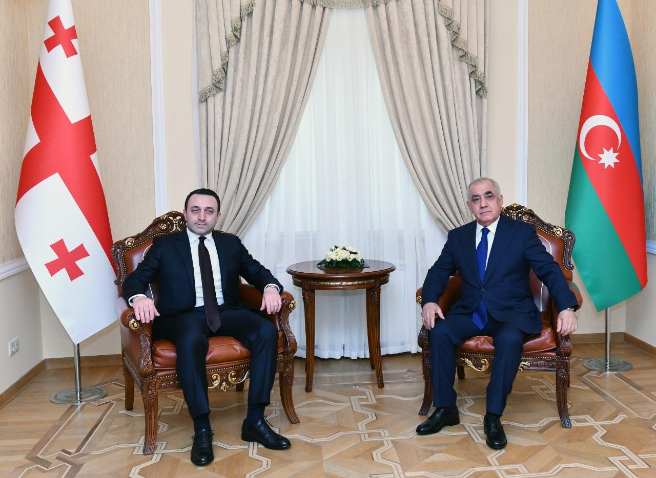 Əli Əsədov Qaribaşvililə müzakirə apardı